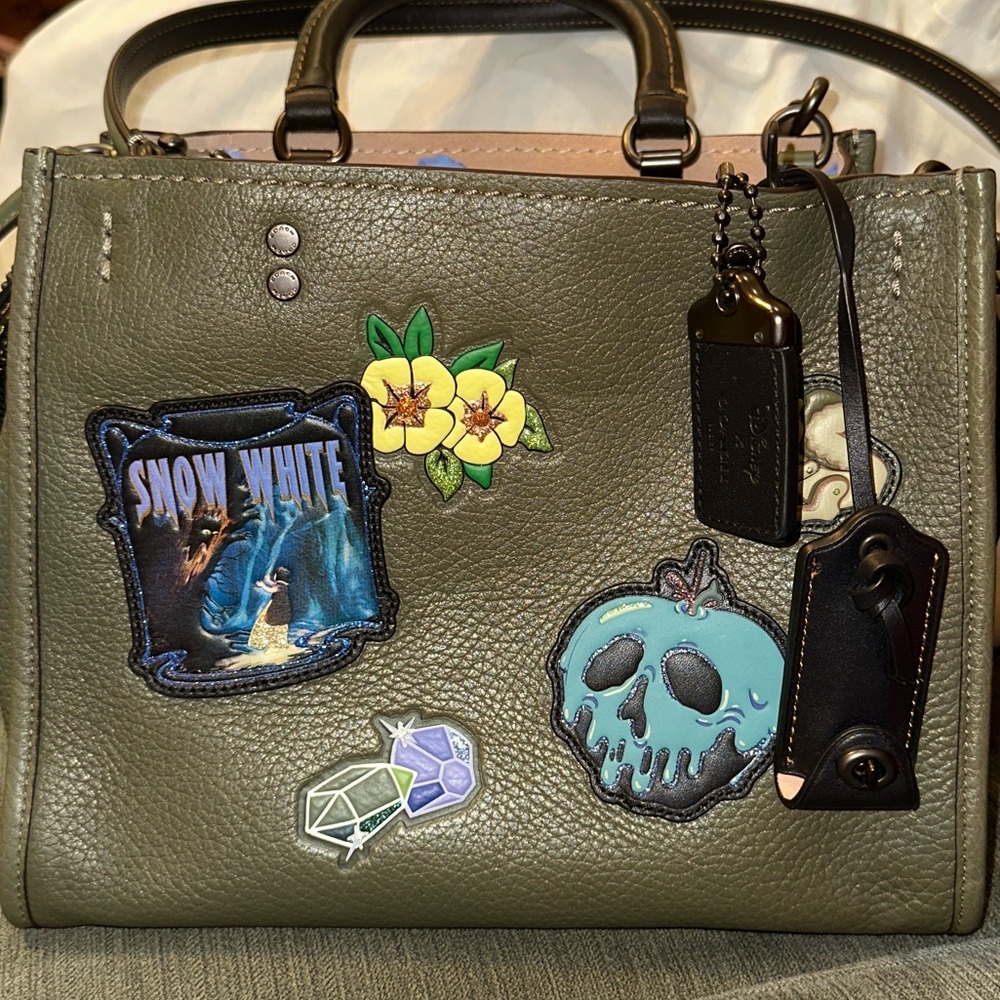 Coach Rogue 25 Disney Snow White - Picture 4 of 14